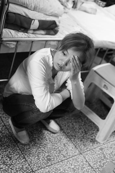 女兒熟睡之后，媽媽總會一個人想很多，女兒的病情、巨額的醫(yī)療費用時刻充斥著她的大腦，年輕的媽媽在這種情境下變得憔悴了很多，她不知道小彬嫻什么時候會好起來，帶著她穿梭在小公園里看著她稚嫩的笑。