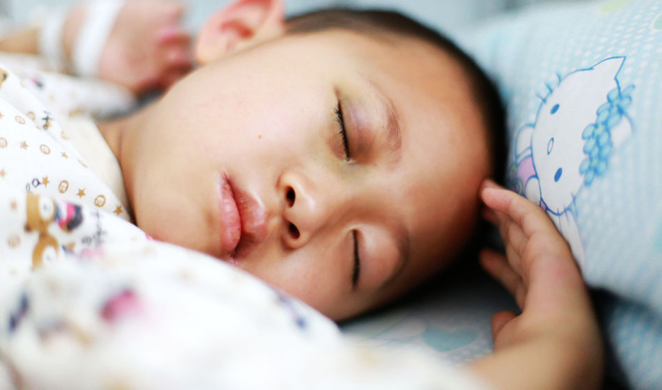 小彬嫻眼部、嘴部、脖子等出血點致使她無法吃硬東西，不小心劃破一下對她就是最大的損失，每個人都在保護著她，包括幼小的她自己。