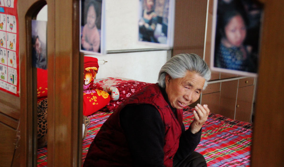 小彬嫻80歲的老奶奶每天在家祈禱小彬嫻早日回來?！袄夏棠套钣H”這是小彬嫻對“誰最親”這個問題最多的回答，小彬嫻和老奶奶就像是一對好朋友，兩個人在一起總是歡聲笑語。而現(xiàn)在，老奶奶每天看著鏡子前的小彬嫻的照片就會淚流滿面。