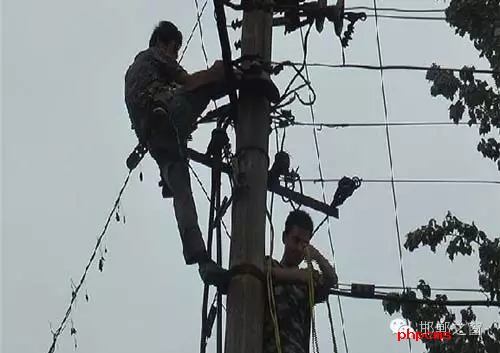 8月8日下午，邯臨路與高鐵橋交匯處北行200米燕莊村一名電工被困在電線桿上，急需救援。接到報警的邯鄲消防華澤路中隊立即趕赴現(xiàn)場，消防官兵到達現(xiàn)場后，經(jīng)了解得知，該男子是一名電工，在電線桿上作業(yè)時不慎被電擊傷，意識清醒，但其右腿和右臂無法用力，導致無法從電線桿上下來。消防官兵經(jīng)過半個小時的緊張營救，最終將被困男子成功救下，并由現(xiàn)場120醫(yī)務人員送往醫(yī)院進行救治。