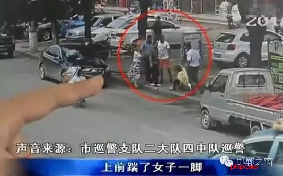 8月5日，市巡警支隊二大隊四中隊巡警在水廠路上巡邏時，突然一名神色慌張的男子攔下了警車，男子向巡警說他的愛人被打了。巡警立即查看情況，發(fā)現(xiàn)一名約30歲的女子手捂腹部倒在便道上，巡警立即撥打了110和120。經(jīng)了解得知，受傷女子于某某已懷有兩個月身孕，于某某的丈夫與男子有經(jīng)濟糾紛，當天男子找于某某的丈夫要錢，結果起了爭執(zhí)。巡警從醫(yī)院了解到于某某不幸流產(chǎn)。