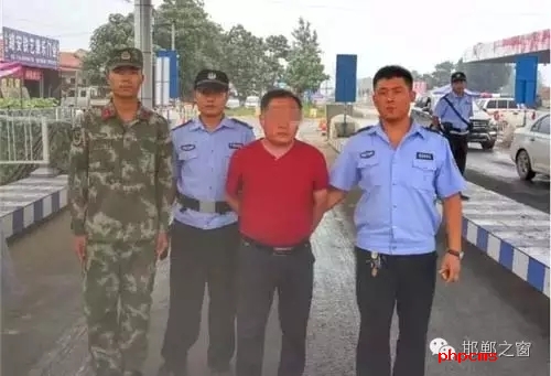 8月8日13時許，邯鄲大名李茂堤警務站民警，在一輛南樂開往龍王廟的公共汽車上，查獲一名無身份證男子。該男子自稱是龍王廟鎮(zhèn)人，在民警詢問下又改口稱是孫甘店鄉(xiāng)人，閃爍其詞、神色慌張。經(jīng)調(diào)查該男子叫朱某。于7月7日，在大名縣人民法院判決的一起民間借貸糾紛案中，犯罪嫌疑人朱某拒不履行法院判決。7月13日，大名縣公安局依法將該朱上網(wǎng)追逃。