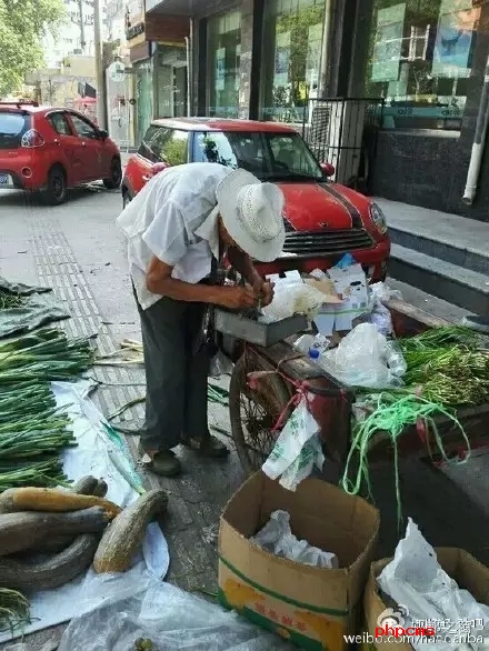 網(wǎng)友爆料：八十三歲，本該在家頤養(yǎng)天年，然而在光明大街水院路口卻有一位爺爺在酷暑烈日當(dāng)下賣菜和葡萄，如果有住在附近的小伙伴們，如果你正好想買菜，買葡萄，不妨去看看。