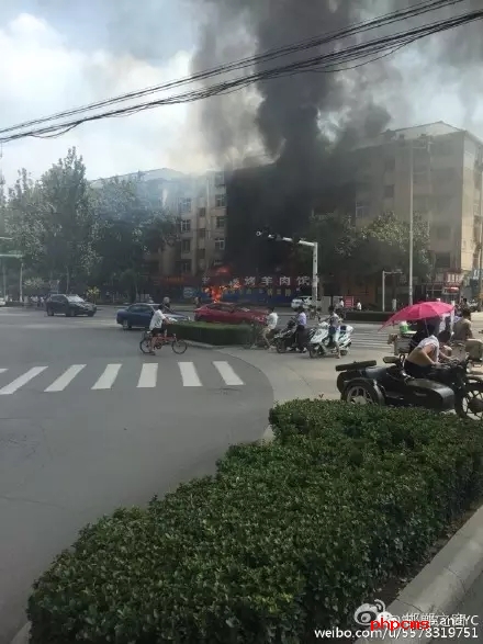 網(wǎng)友爆料：8月11日，邯鄲中華南大街和學(xué)院北路交叉口東南角，一飯店起火，消防官兵接警后緊急救援，目前起火原因不明。大家一定要注意用電用煤氣安全。