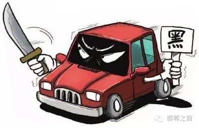 8月3日上午，公交分局接群眾報(bào)警稱，在汽車西站搭乘一輛白色奧拓(黑出租車)時(shí)，被該車司機(jī)持刀搶劫2600元。公交分局迅速組織警力現(xiàn)場(chǎng)勘查、走訪調(diào)查、調(diào)取天網(wǎng)監(jiān)控視頻、尋找嫌疑人蹤跡，經(jīng)大量工作，于次日凌晨6時(shí)許，辦案民警在復(fù)興區(qū)大乘寺附近發(fā)現(xiàn)嫌疑人的活動(dòng)蹤跡。經(jīng)縝密布控，辦案民警在火車站一舉將犯罪嫌疑人張某某抓獲，犯罪嫌疑人張某某對(duì)持刀搶劫乘客的犯罪事實(shí)供認(rèn)不諱。