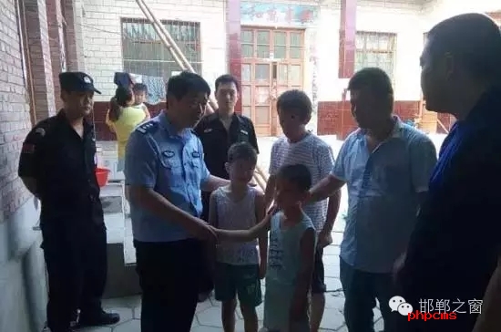 8月11日上午，邯鄲館陶縣公安局指揮中心接到報(bào)警，柴堡鎮(zhèn)劉村李某因欠柴堡鎮(zhèn)武張屯村李某某錢款，李某某將李某的兩個兒子（一個10歲，一個8歲）拘禁。民警迅速趕到現(xiàn)場，發(fā)現(xiàn)李某家街門被反鎖，民警登上盤梯與嫌疑人談話，穩(wěn)定其情緒，做其思想工作，當(dāng)日下午17時20分許，兩個小男孩被成功解救。
