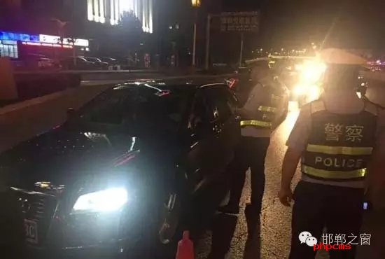 為保證奧運(yùn)期間有一個良好的道路交通環(huán)境，針對疲勞駕駛、酒后駕駛等違法行為，邯鄲交警六大隊(duì)組織開展集中整治酒駕、醉駕專項(xiàng)行動。8月10日，交警六大隊(duì)出動警力130余名，出動警車15輛，設(shè)置執(zhí)勤卡點(diǎn)17處，從20時起至23時，在大隊(duì)轄區(qū)內(nèi)查獲了18個“酒鬼”以及涉牌涉證違法行為21起。當(dāng)晚，在中華大街水廠路口，有一輛車為了逃避檢查，還試圖倒車逃跑。