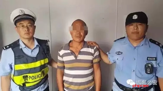 8月12日9時許，邯鄲大名鋪上高速口檢查站執(zhí)勤民警在對一輛由魏縣開往北京客車進行安檢時，發(fā)現(xiàn)一名網(wǎng)上逃犯。經(jīng)核查，該男子為王某平，系涉嫌濫伐林木網(wǎng)上逃犯。該王于今年3月份在未有辦理《林木采伐許可證》的情況下，亂砍濫伐林木97棵。