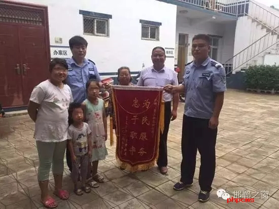 8月份，雞澤縣局店上派出所在開展入戶訪查工作中了解到，2011年，浮東三村村民孟某與外地女子唐某（云南省昭通市人）結(jié)婚，戶口沒有遷移，因是二婚，妻子唐某帶有的三個孩子也跟隨孟某生活，三個孩子均沒有戶口。不幸的是，其妻子唐某在2015年年底因車禍死亡，三個孩子無法取得醫(yī)學(xué)證明，就一直未能申報戶口。民警在獲悉此情況后，主動上門對這3個無戶口孩子進行入戶調(diào)查，經(jīng)過一周的緊張工作，雞澤縣局店上派出所會同縣局戶政股為這3個孩子解決了戶口問題，最終將3個孩子的戶口頁交到孟某手中。