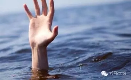 8月11日下午4點左右，邯鄲臨漳縣油房村村主任程艮生像往常一樣在自己負責(zé)的區(qū)域巡查，在快要接近漳河時，程艮生發(fā)現(xiàn)不遠處有兩個人在水里撲騰。程艮生用盡全力將兩人救上岸?！皟蓚€孩子才十八九歲，正值大好年華?！被貞浧甬?dāng)時情形，程艮生依然心有余悸。