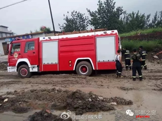 網(wǎng)友爆料：邯鄲武安永峰路康二城鎮(zhèn)南新莊路段，修路把以前路基挖了不修了，都倆個月了， 今天消防車急需救火陷如泥中出不來， 責(zé)任誰來擔(dān)？ 