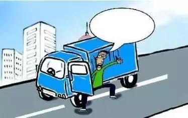 2月27日凌晨，邯鄲市一名男子套用其表哥A2駕駛證信息駕駛大貨車進(jìn)入市區(qū)，沒成想因?yàn)樽旖堑囊活w痣被交警看出破綻，不僅被公安機(jī)關(guān)依法行政拘留了15天，而且被罰款1500元。在事實(shí)面前，駕駛?cè)瞬坏貌怀姓J(rèn)自己無證，試圖用表哥的駕駛證蒙混過關(guān)。
